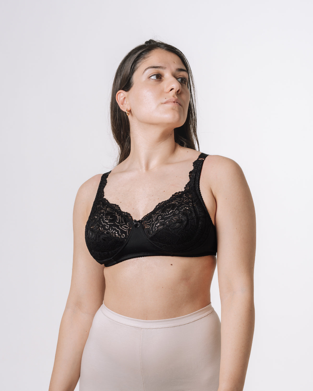Modello Limone - Reggiseno in pizzo senza ferretto Nero