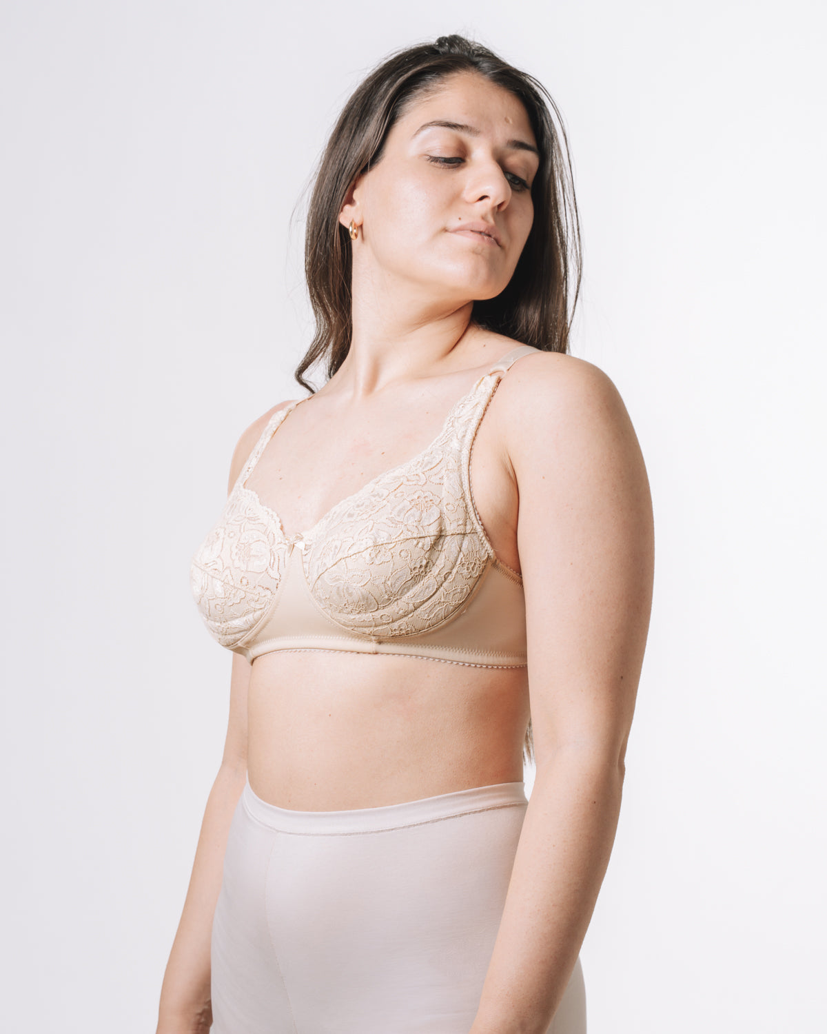 Modello Limone - Reggiseno in pizzo senza ferretto Nude
