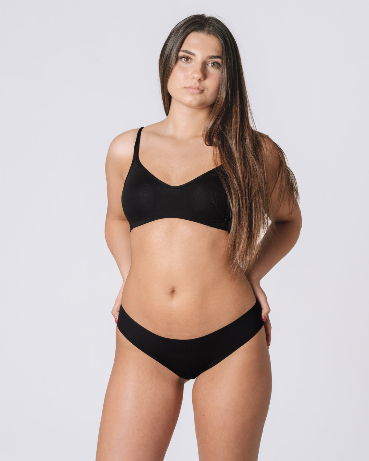 Modello Ortensia - Slip taglio laser vita bassa Nero